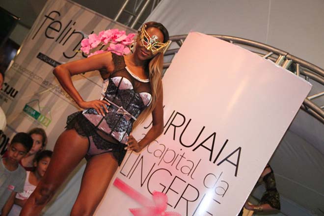 Desfile de moda íntima na Felinju 2013 - Feira de Lingerie de Juruaia-MG